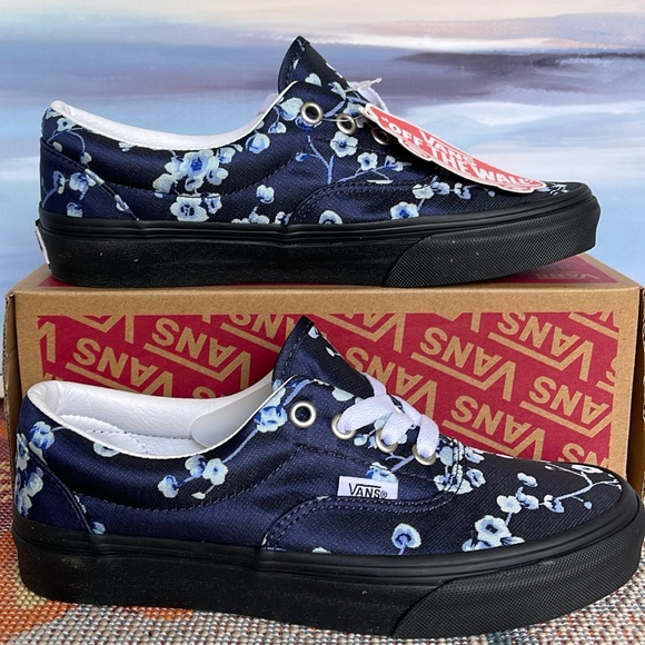 Vans WMNS Era
(Florals) Blue/Black
VNA4U39WYW
Sneakers - Picture 1 of 16